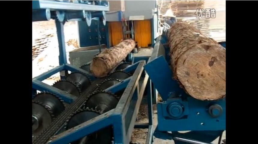 原木多片鋸400型自動翻料進料 湖南邵陽加工現(xiàn)場