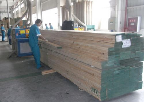 中國(guó)家具著名企業(yè)-四川全友家私有限公司-使用正啟100型號(hào)方木多片鋸干切-加工現(xiàn)場(chǎng)共計(jì)10臺(tái)